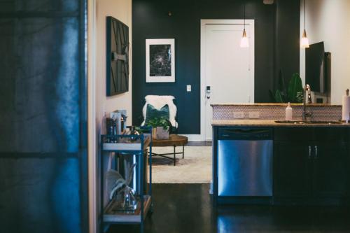 Kuchyň nebo kuchyňský kout v ubytování Legends Loft Modern Stay Near Vandy on West End