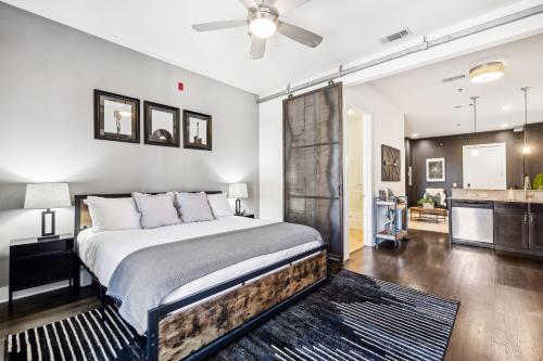 Postel nebo postele na pokoji v ubytování Legends Loft Modern Stay Near Vandy on West End