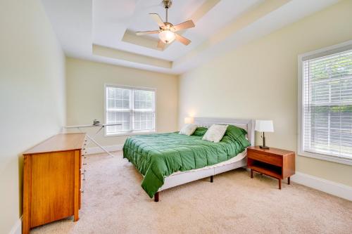 Postel nebo postele na pokoji v ubytování Boat, Fish and Hike Home with Deck in Mooresville!