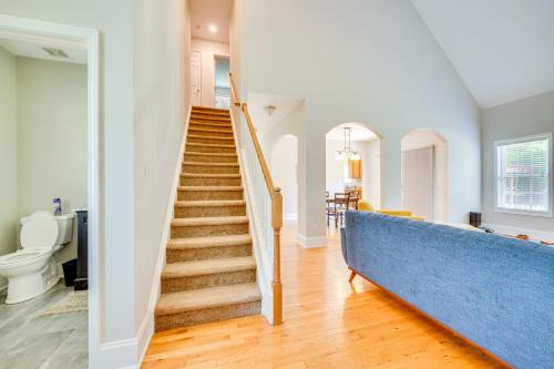 Fotografie z fotogalerie ubytování Boat, Fish and Hike Home with Deck in Mooresville! v destinaci Mooresville