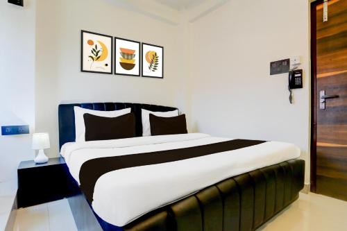 a bedroom with a large bed in a room at Hotel O AAGAMAN HOTEL & RESTAURANT in Begusarai