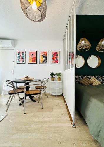 une salle à manger avec une table et des chaises dans l'établissement Studio T1- 2 min des Plages - Golf-Juan - Clim&Wifi, à Vallauris