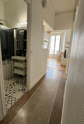 Cette chambre dispose d'un couloir avec un lavabo et un miroir. dans l'établissement Liberation Cozy Studio in Nice, à Nice