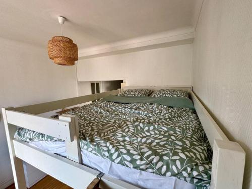 Cette chambre comprend un grand lit avec un cadre de lit. dans l'établissement Liberation Cozy Studio in Nice, à Nice