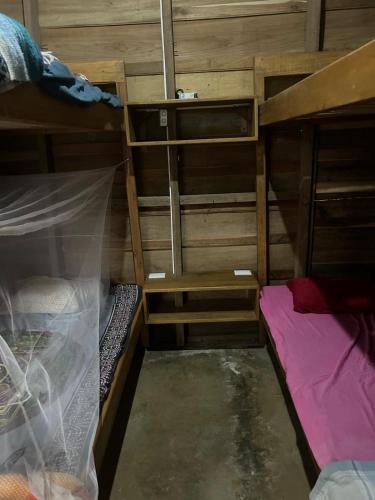Palanda nebo palandy na pokoji v ubytování Granja Integral Luz Del Corazon