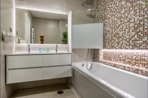 Sunny 3-Bedroom Apartment