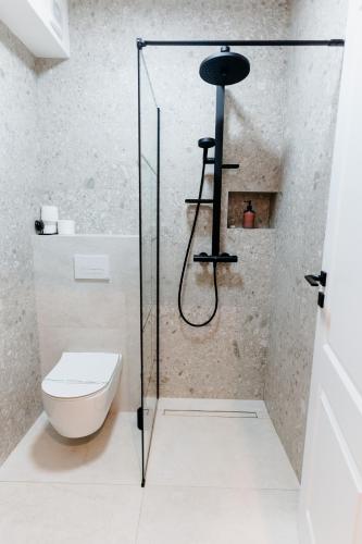 a bathroom with a glass shower with a toilet at Evo Residence Taietura Turcului in Cluj-Napoca