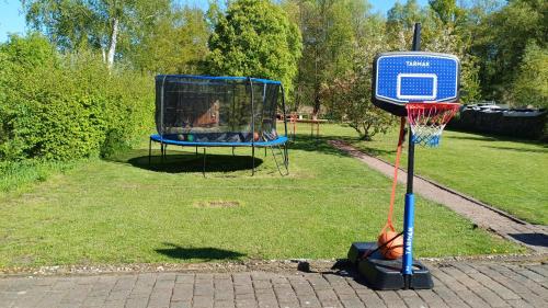 a basketball hoop with a net in a park at Ferienhaus Undine mit E-Auto-Ladestation in Oranienbaum-Wörlitz