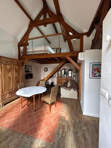 une pièce avec une table, des chaises et un lit dans l'établissement La Petite Maison, à La Celle-sous-Gouzon
