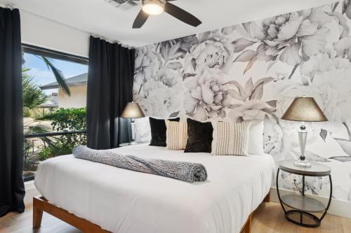 En eller flere senge i et værelse på Lux Lasso by PaseoHomesAZ