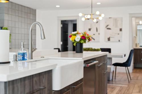 Køkken eller tekøkken på Lux Lasso by PaseoHomesAZ