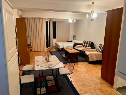 een woonkamer met een bank en een tafel bij RingRoad Apartment in Ohrid
