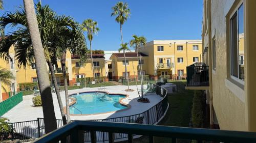 a view of a swimming pool from a balcony at Apartamento en kendall Miami 2 Habitaciones y 3 baños in Miami