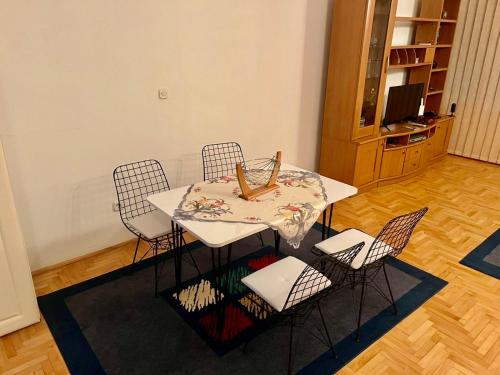 een tafel met drie stoelen en een tafel en een tafel en een stoeltje bij RingRoad Apartment in Ohrid