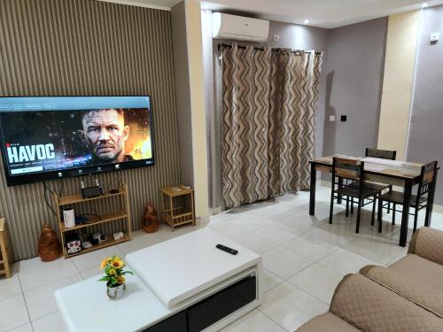 TV a/nebo společenská místnost v ubytování E1D Meublé 1CH 2e CH dispo avec un supplément