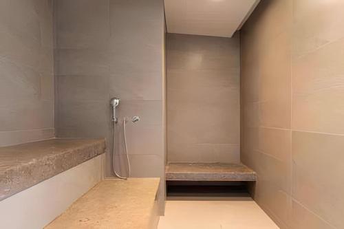 a shower stall with a bench in a bathroom at apartamento nuevo en el rodadero in Puerto de Gaira
