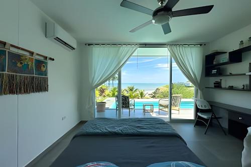une chambre avec un lit et une vue sur l'océan dans l'établissement Hermosa casa con vista al mar en Jama Campay, à Los Camarones