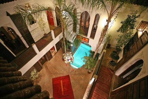 an overhead view of a house with a swimming pool at Riad La Porte Rouge in Marrakesh
