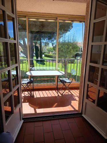 a view of a patio with a table and chairs at AGRÉABLE STUDIO cabine PROCHE MER in La Londe-les-Maures