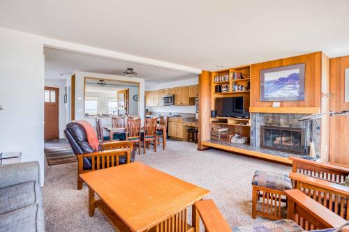 Una cocina o zona de cocina en Breakers Beach House 7 - Meredith Lodging