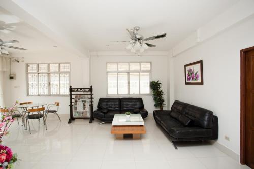 Un lugar para sentarse en Top Hostel (Top Mansion)
