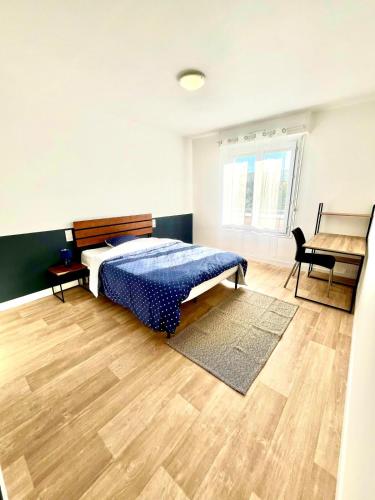 une chambre avec un lit et un parquet dans l'établissement Le refuge urbain proche des plages, à Lorient