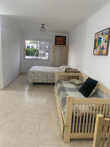 een slaapkamer met twee bedden en een raam bij Monoambiente cris in Colón