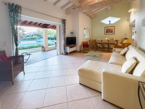 un salon avec un canapé et une table dans l'établissement Exclusive Authentic Riviera Villa - Private Pool, Pétanque Court, Panoramic Mediterranean Sea & Estérel Mountain Views, à Saint-Raphaël