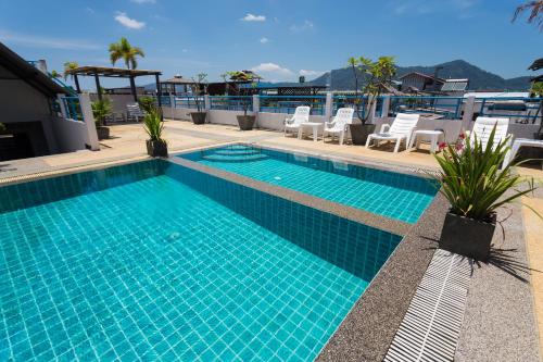 Bazén v ubytování Star House Patong nebo v jeho okolí