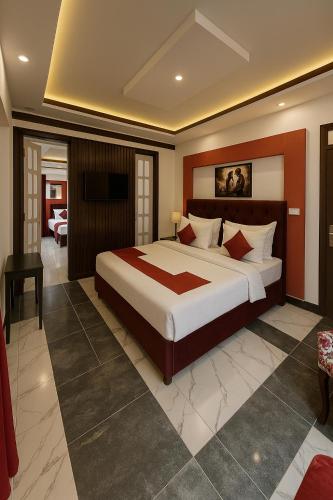 a bedroom with a large bed and a television at Belmont Naran in Nārān