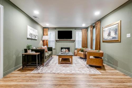 a living room with a couch and a fireplace at Fort Worth Cottage l 2 Bed with King & Queen l Walking Distance Will Rogers in Fort Worth