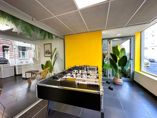 une grande salle de billard avec une grande table de billard dans l'établissement T2, Proxi centre, Wifi, Parking Gratuit, 4 pers, à Lille