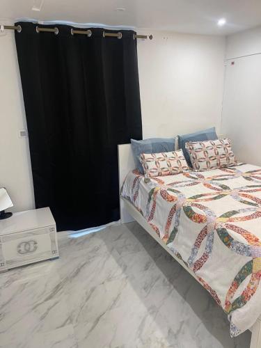 Ένα ή περισσότερα κρεβάτια σε δωμάτιο στο Maison calme et lumineuse