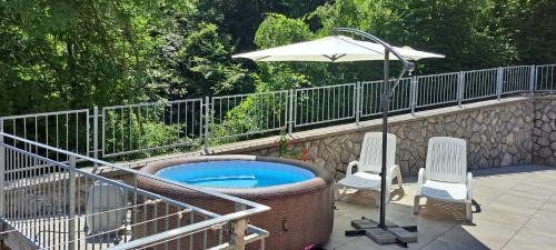 House Tia with Jacuzzi and BBQ in a Green Oasis