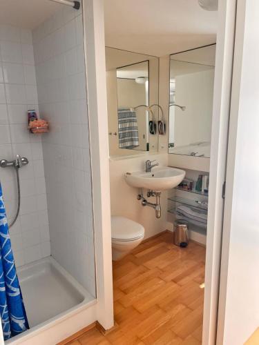 Studio 57 - two bus stops or 15 minutes walking distance to ESC event