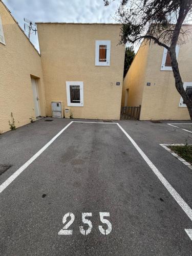 an empty parking lot in front of a building at Petite Maison de vacances in Fleury