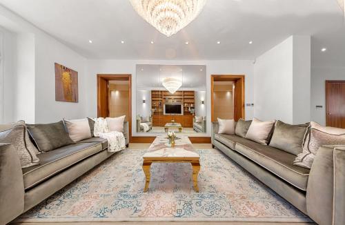 a living room with two couches and a coffee table at 250 SqM MEGA MANSION in London