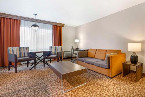 a living room with a couch and a table at Best Western Plus Mill Creek Inn in Salem