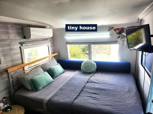 Voodi või voodid majutusasutuse Dream Tiny House or Luxus Tent with pool toas