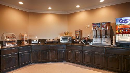 El lounge o bar de Best Western Willows Inn