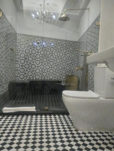 Salle de bains dans l'établissement Riad Glatt K