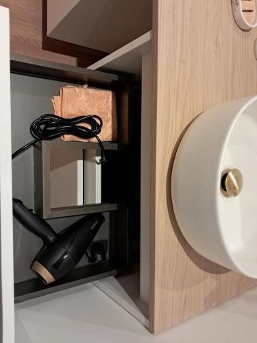 un gros plan d'une armoire avec un cordon à l'intérieur dans l'établissement Au calme à la campagne 13 pers, à La Mézière