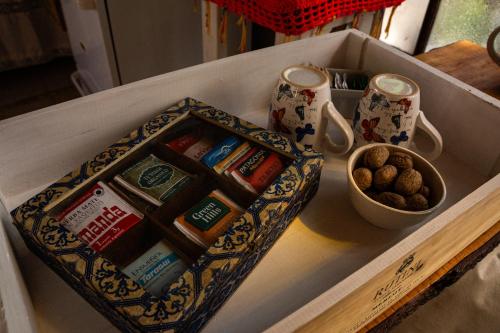 een doos chocolade en een kom pinda's op een toonbank bij Casita Meraki para 2 personas in Villa Carlos Paz