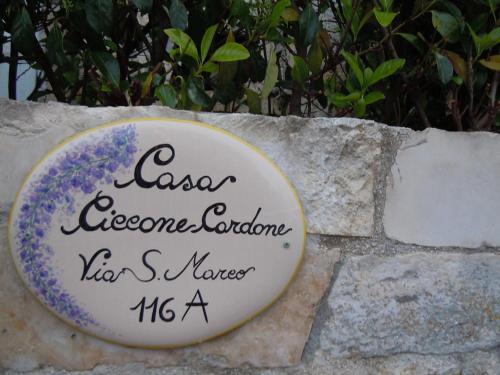 une pancarte sur un mur en pierre avec inscription dans l'établissement Casa Ciccone Cardone, à Locorotondo