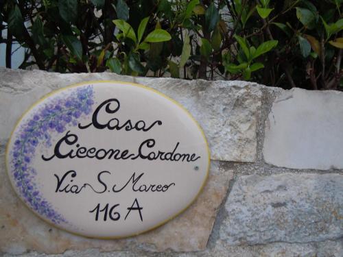 ロコロトンドにあるCasa Ciccone Cardoneの石壁の看板