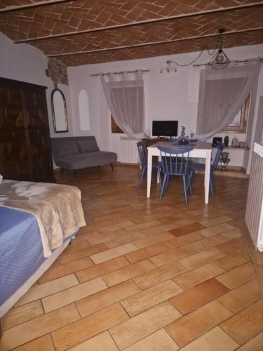 a living room with a table and a dining room at Dimora Vasari in Arezzo