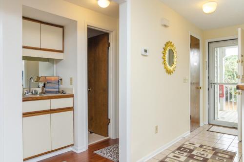 Dapur atau dapur kecil di Surfrider by Bryant Real Estate
