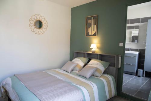 - une chambre avec un lit et une salle de bains avec un miroir dans l'établissement Cathedral Spark, à Troyes