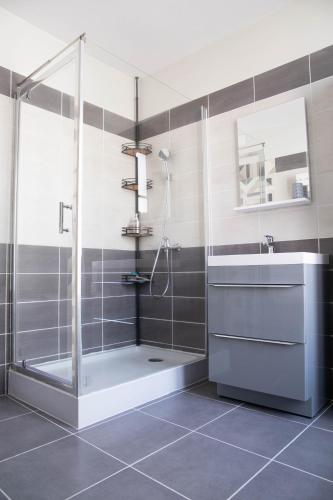une salle de bain avec douche et lavabo dans l'établissement Cathedral Spark, à Troyes