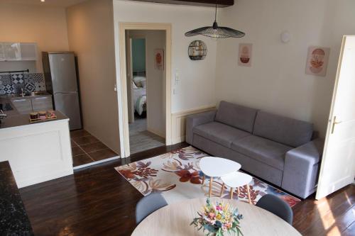 un salon avec un canapé et une table dans l'établissement Cathedral Spark, à Troyes